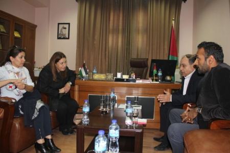  بعثة الصليب الأحمر الدولي تطلع المحافظ رمضان على مشروع استصلاح الأراضي الزراعية القريبة من مستوطنة مابودتان